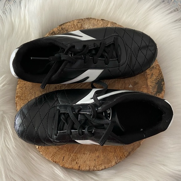 Boys triple track soccer cleats - Picture 2 of 4